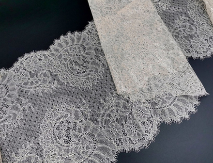 Кружево шантильи с ресничками, 29 см, серебристый пион с напылением, купон (1,5м), шт