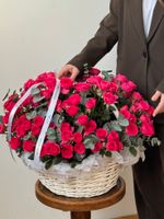 Цветочная корзина из розовых кустовых роз и эвкалипта размер XL