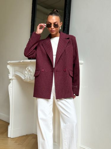 Бордовый двубортный жакет в полоску