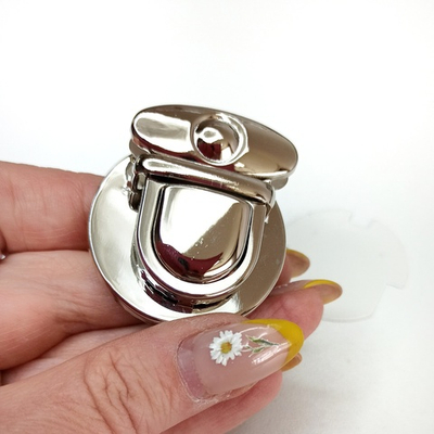 Замок-защелка на зажимах 38*42 Серебро