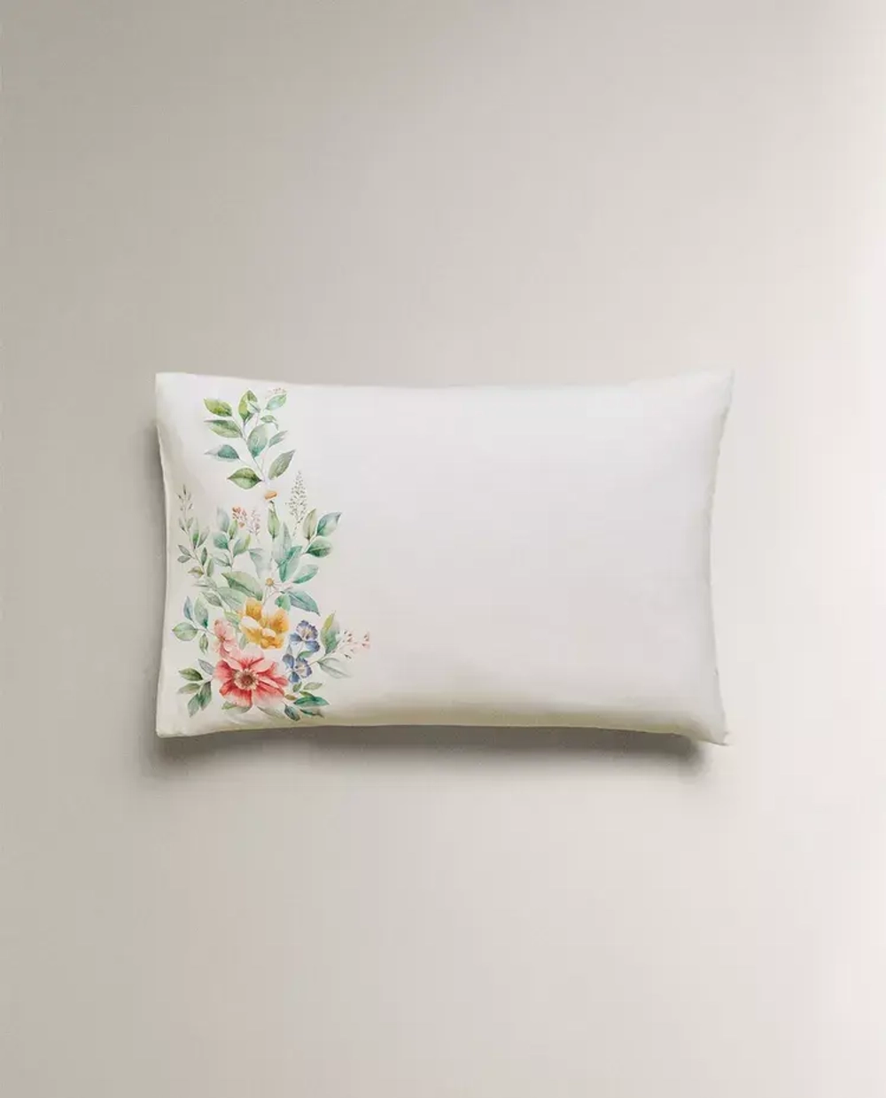 ZARA HOME НАВОЛОЧКА ИЗ ХЛОПКА С ЦВЕТОЧНЫМ ПРИНТОМ, ЖЕЛТОВАТО-БЕЛЫЙ