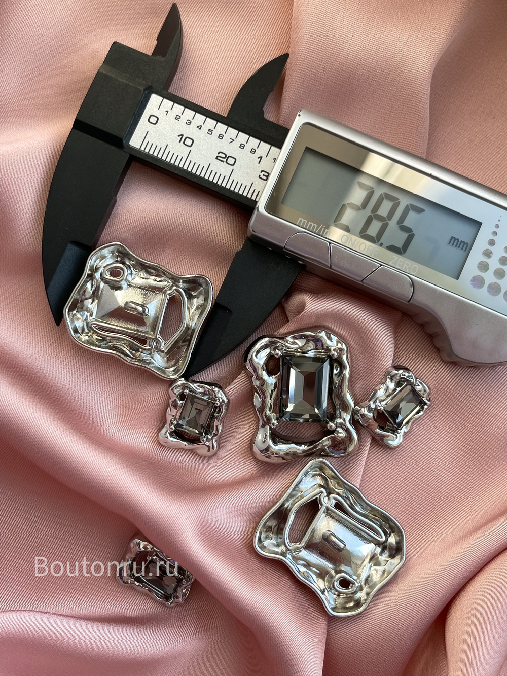 Пуговицы прямоугольные в серебре с камнем мятый металл