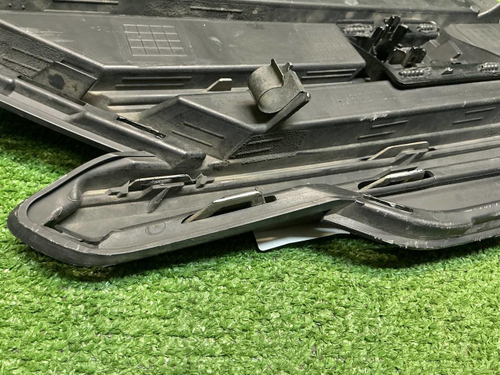 Решетка перед. бампера VW Touareg 3 (18-23) R-line