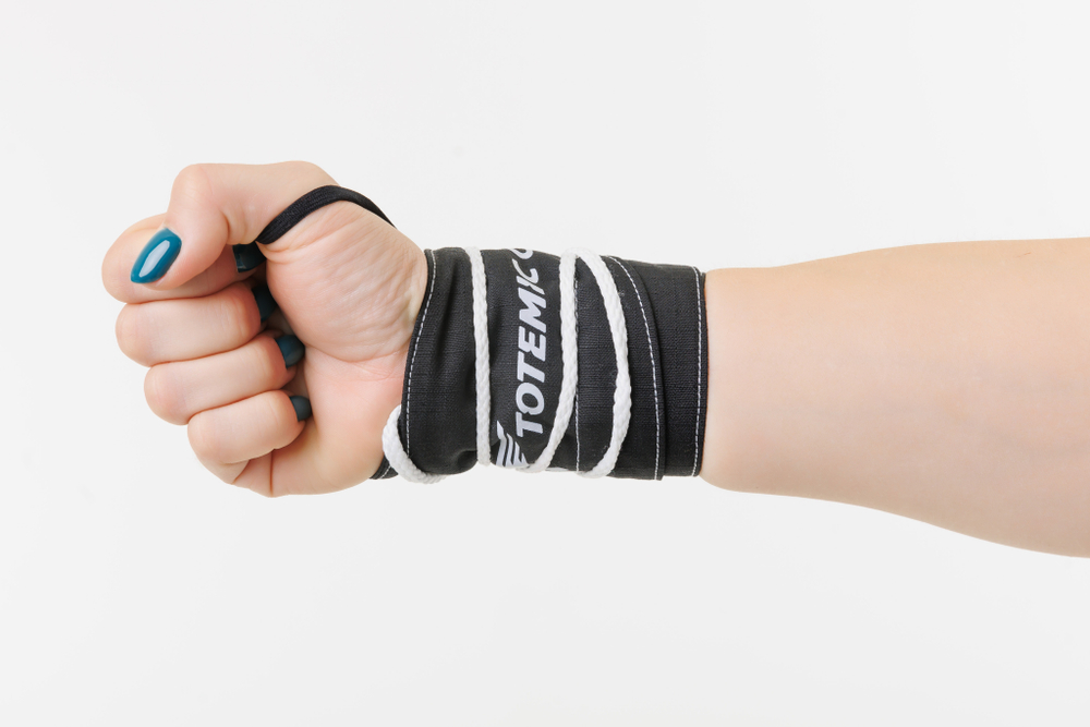 Кистевые бинты Totemic Clo неэластичные шнурковые, 8*56см, белые