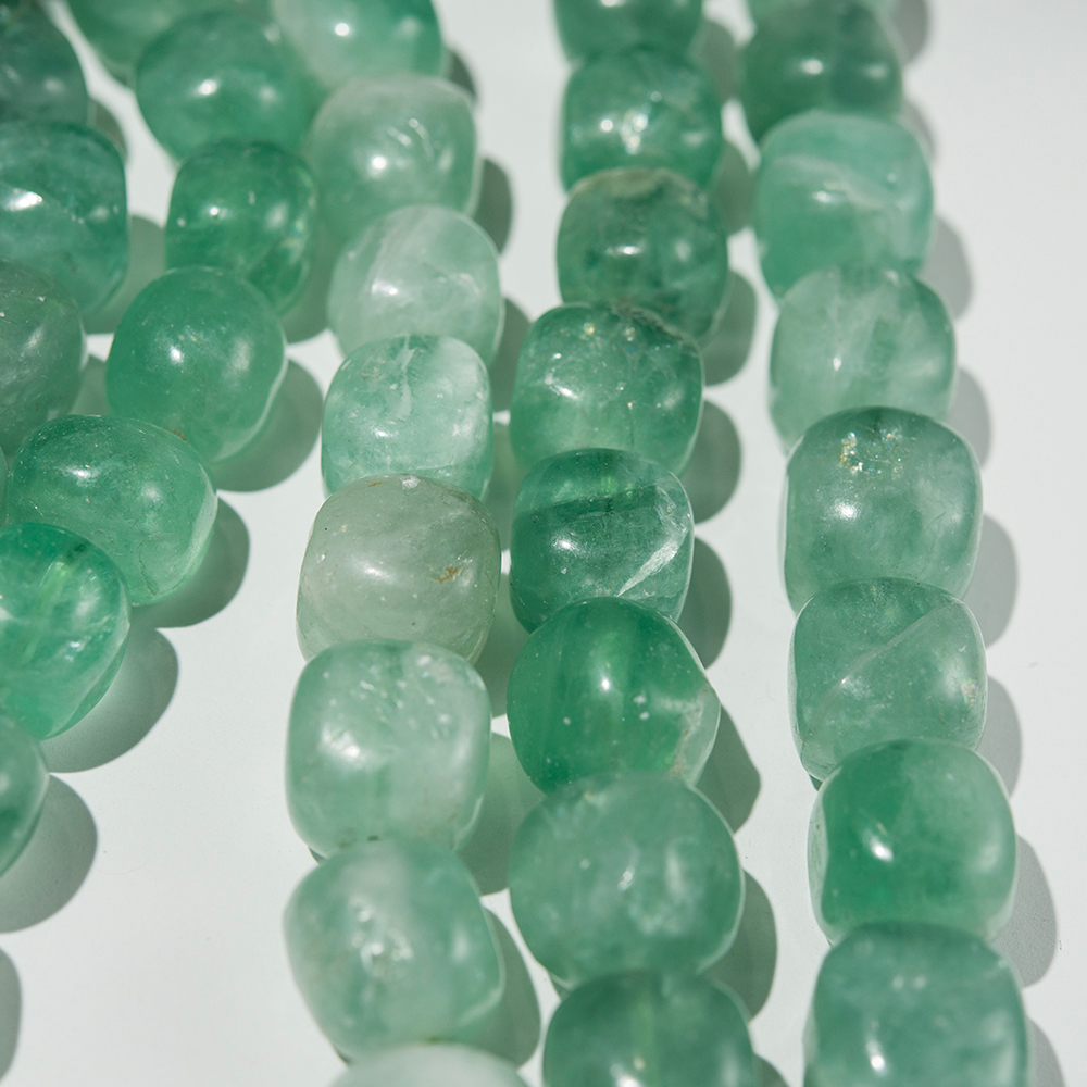 Зеленый флюорит натуральный, фриформ, 14,5-18*15-17мм