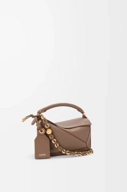 Loewe Мини-сумка Puzzle Featherlight из овечьей кожи наппа, серо-коричневый