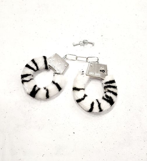 Наручники меховые, зебра