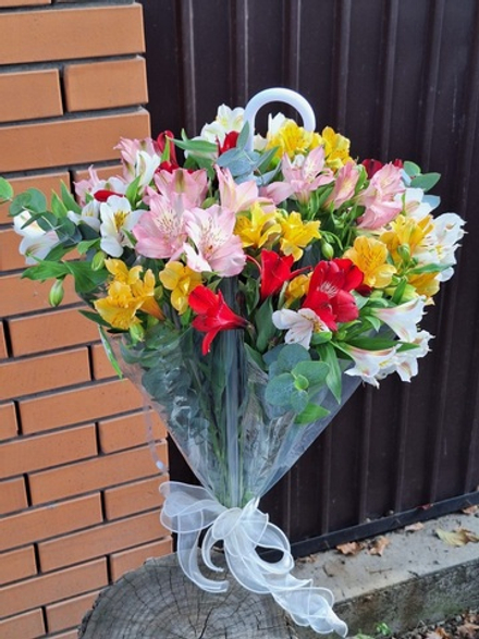 Букет из альстромерий в зонтике