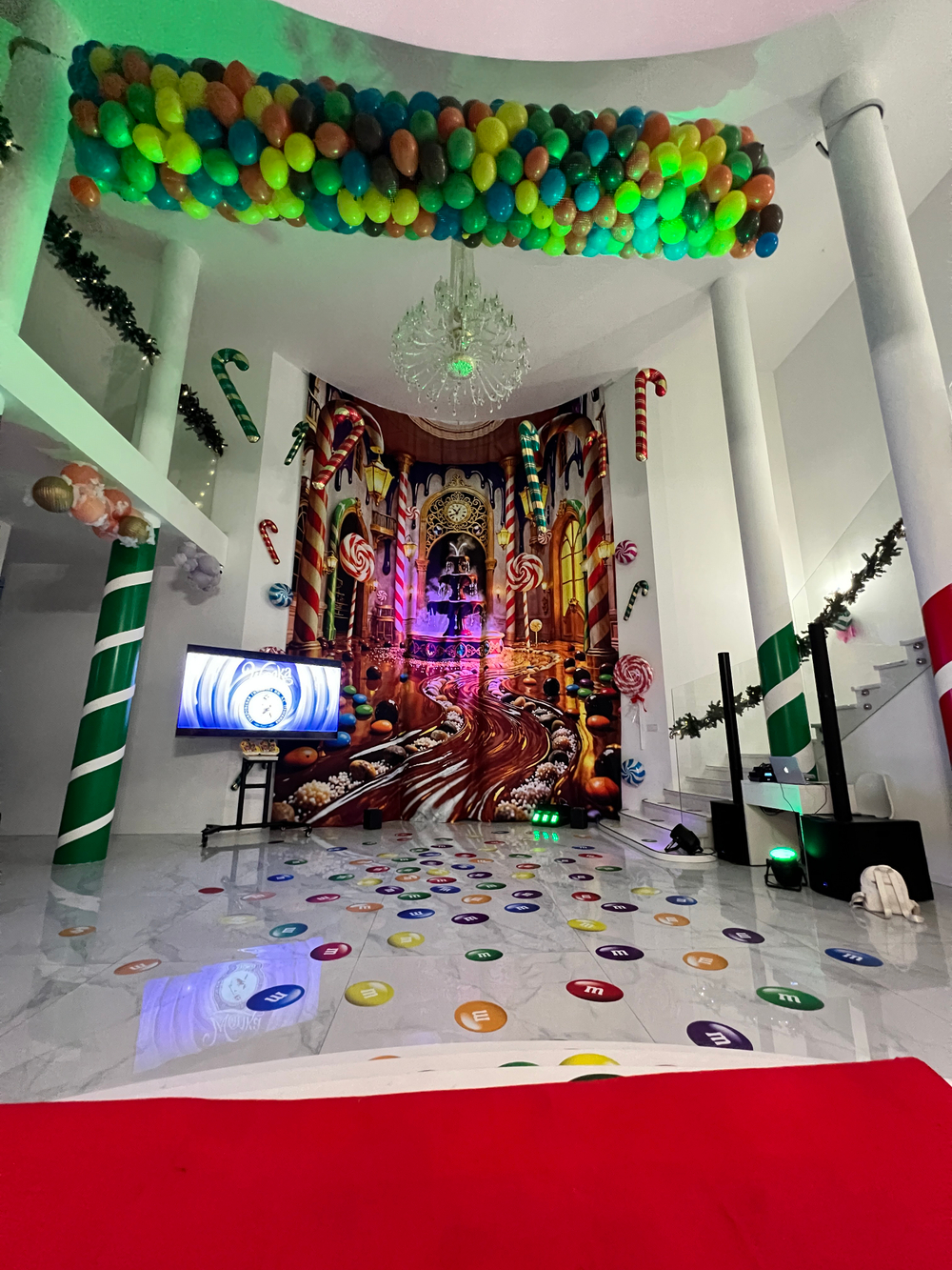 Сброс 500 воздушных шаров из сетки