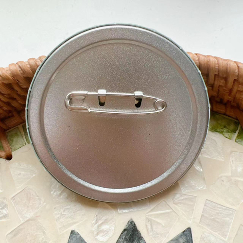 Значок металлический с кошкой Матильдой в стиле пэчворк, диам. 7,5 см, 7688-3, KUSUGURU