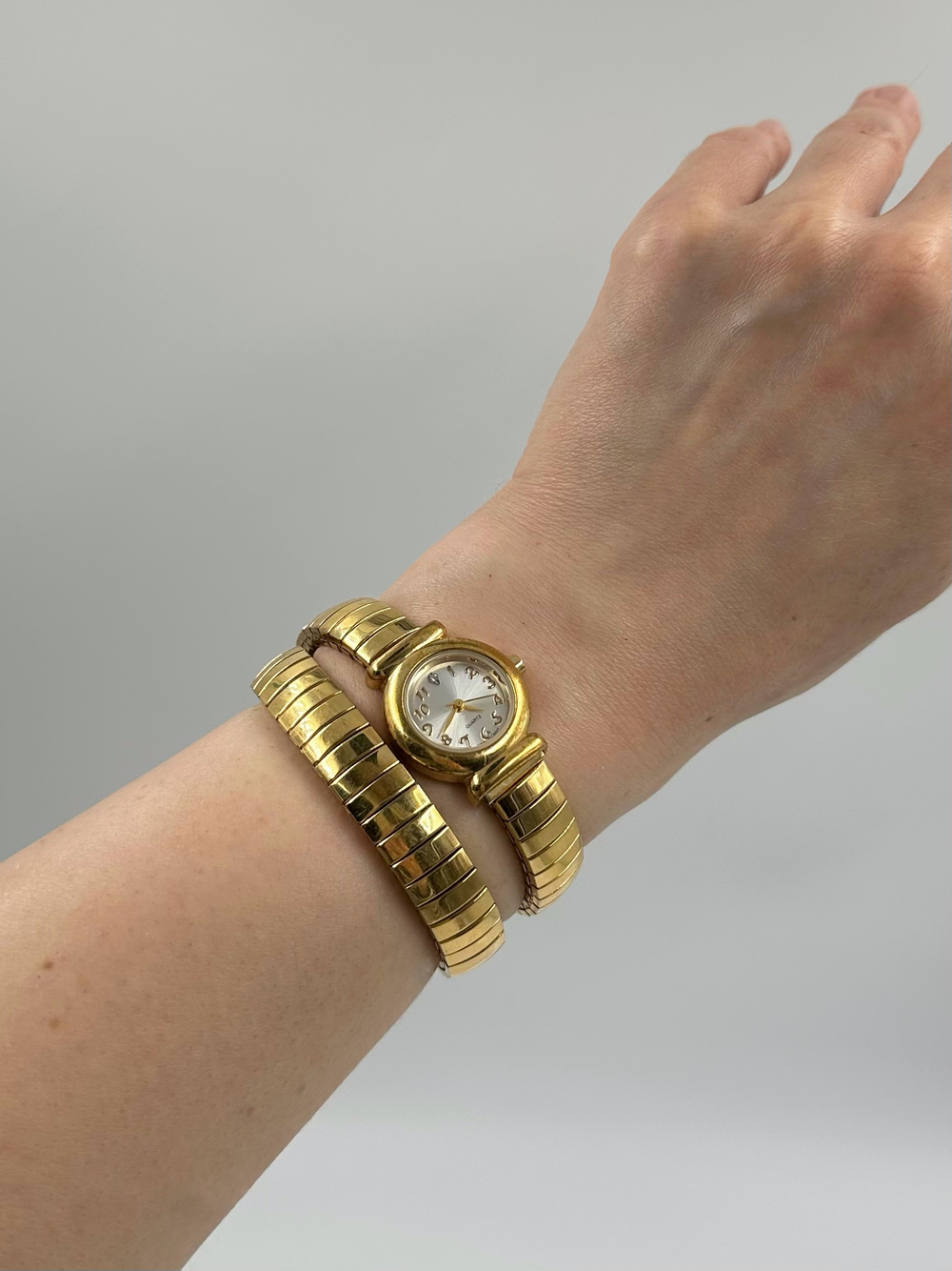 Часы на эластичном браслете