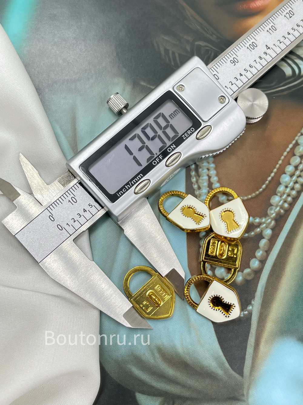 Пуговицы замочек золотистые с белой эмалью Скиапар.