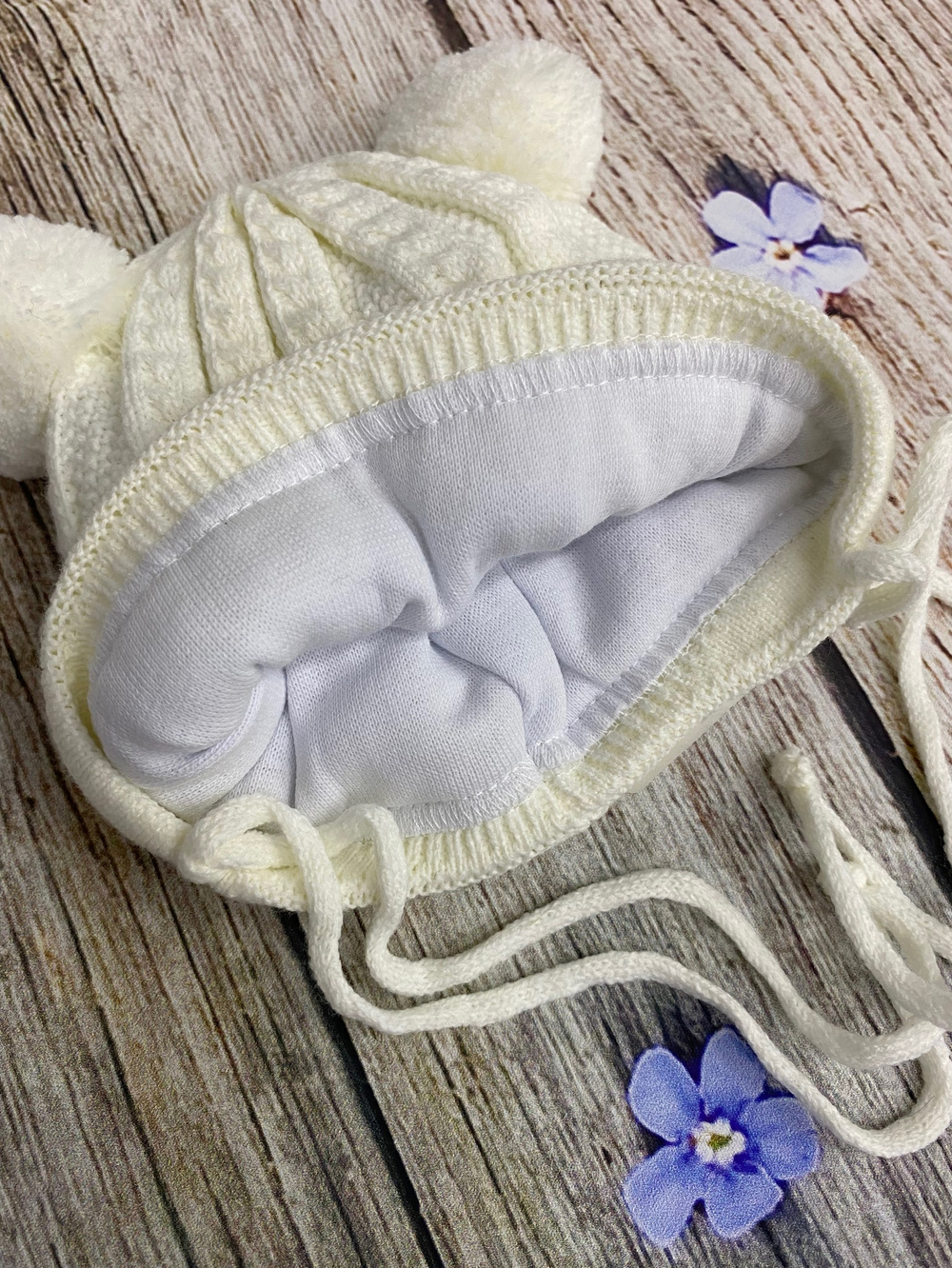 Шапка детская с пампушками "Брошь"