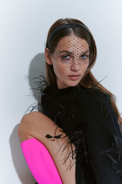 Вуаль на тонком ободке с черным декором