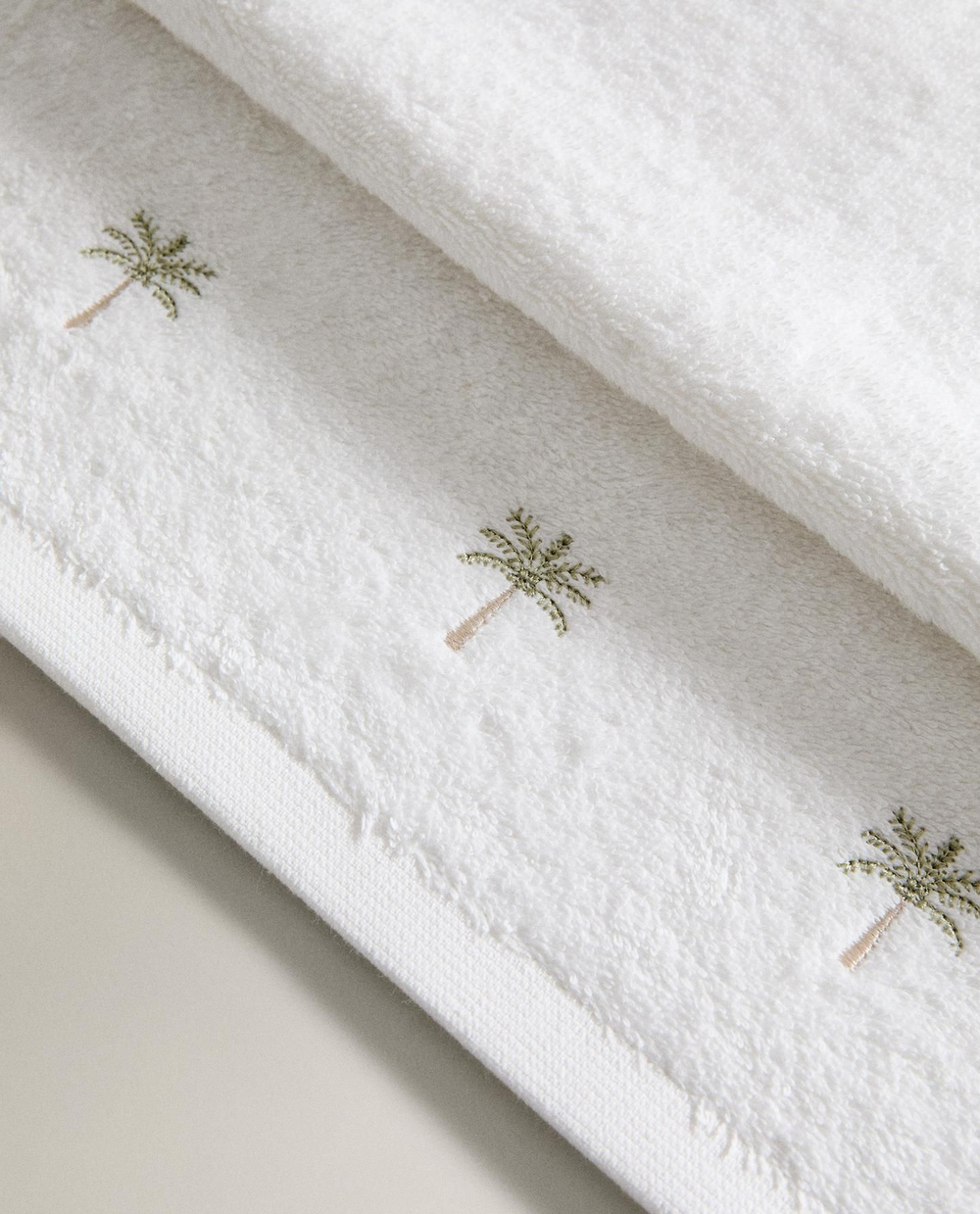 Zara Home - Банное полотенце с вышивкой пальмы, белый, 90х150 см