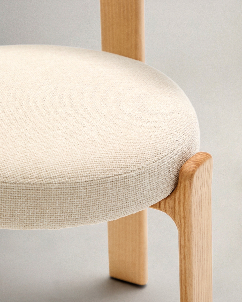 Granite Стул на 4 ножках из бежевого шенилла и массива ясеня в натуральной отделке