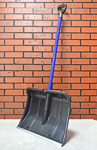 Лопата снеговая "Богатырь" 490*490мм с металл. крашеным черенком и V-обр ручкой