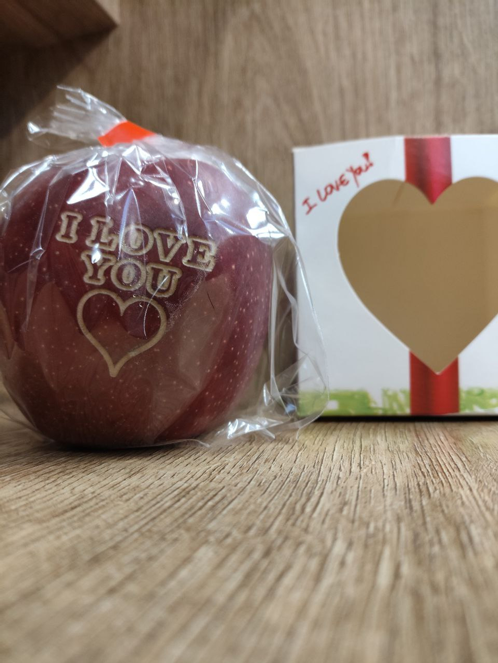 Яблоко I LOVE YOU