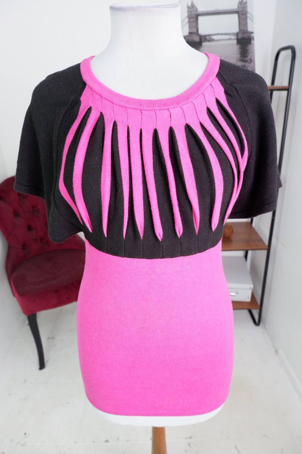 Джемпер JLo красивый, маркировка S, визуально на 42 размер