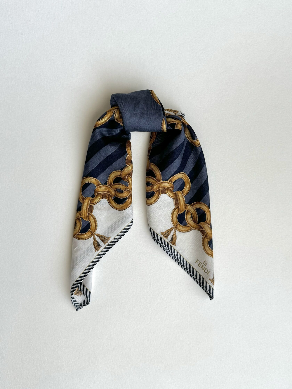 Платок синий с белым кантом и цепями Fendi