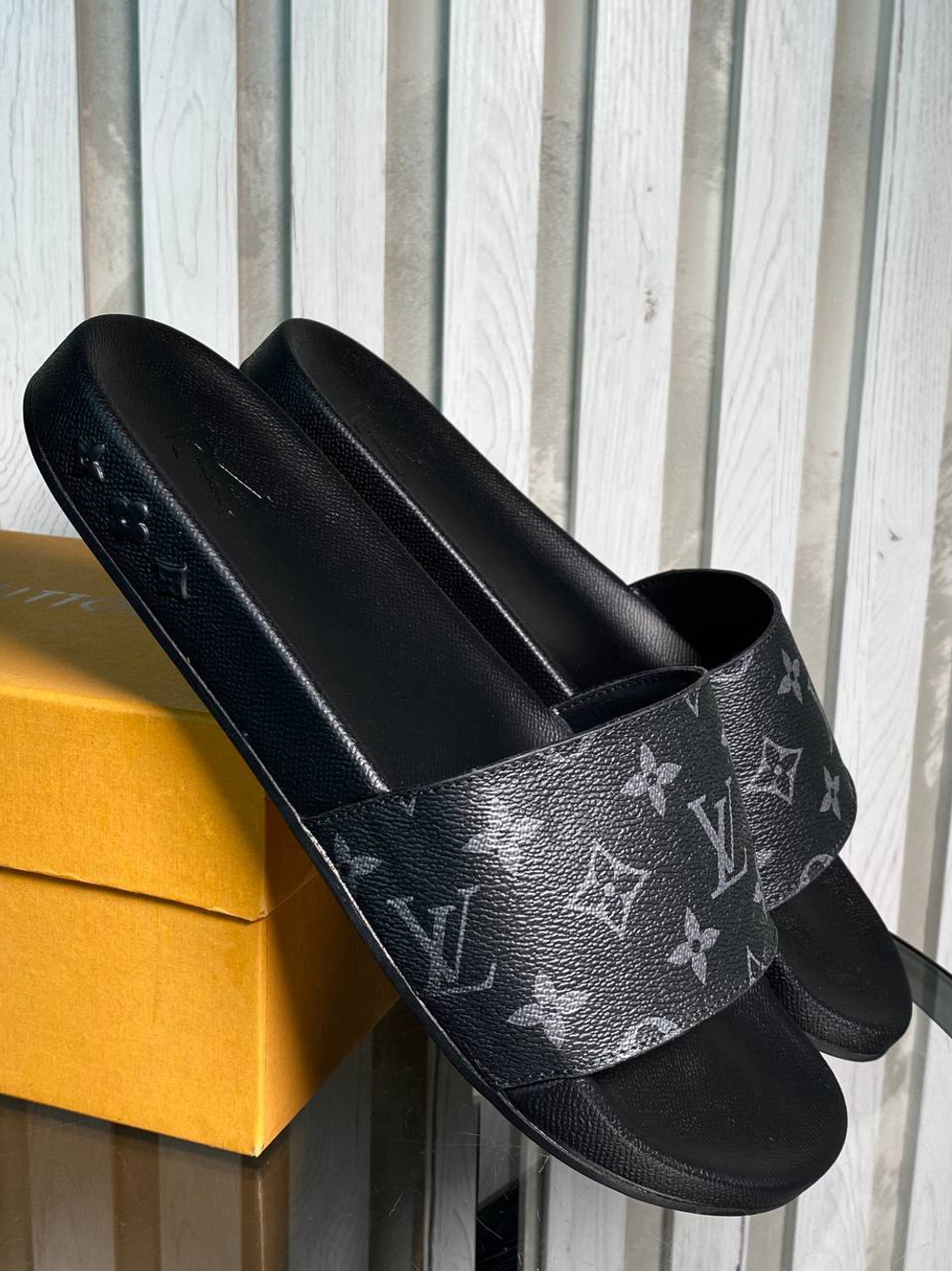 Шлепанцы Louis Vuitton
