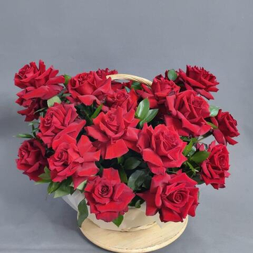 Корзина из 29 французских роз сорта "Эксплорер"