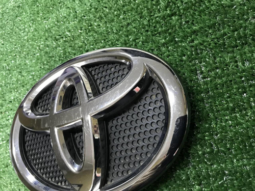 Эмблема передняя Toyota Land Cruiser 200 (15-21)
