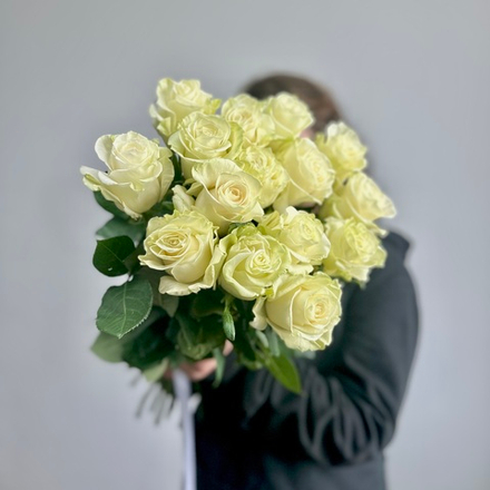 15 белых премиальных роз «Мондиаль». Букет 1082