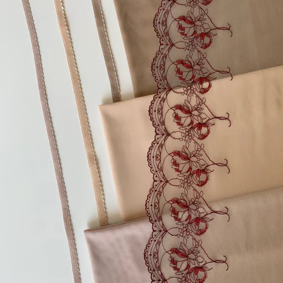 Вышивка на сетке песочная/т.красная (правая) 18 см