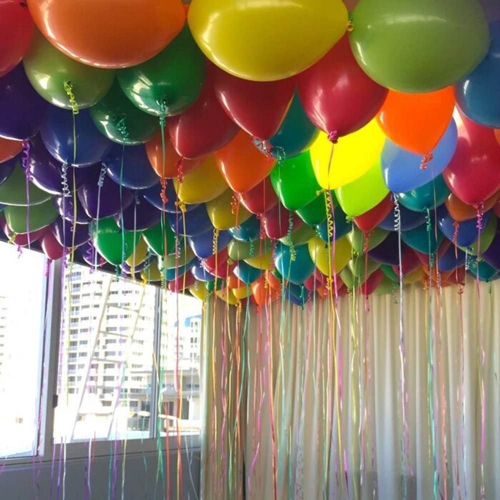 50 разноцветных воздушных шаров под потолок