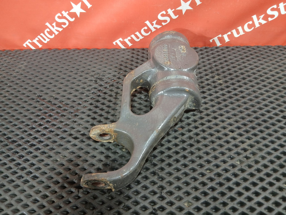 Кронштейн амортизатора переднего правый