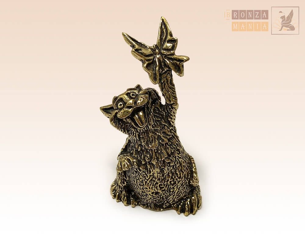 колокольчик Кот с бабочкой в лапе