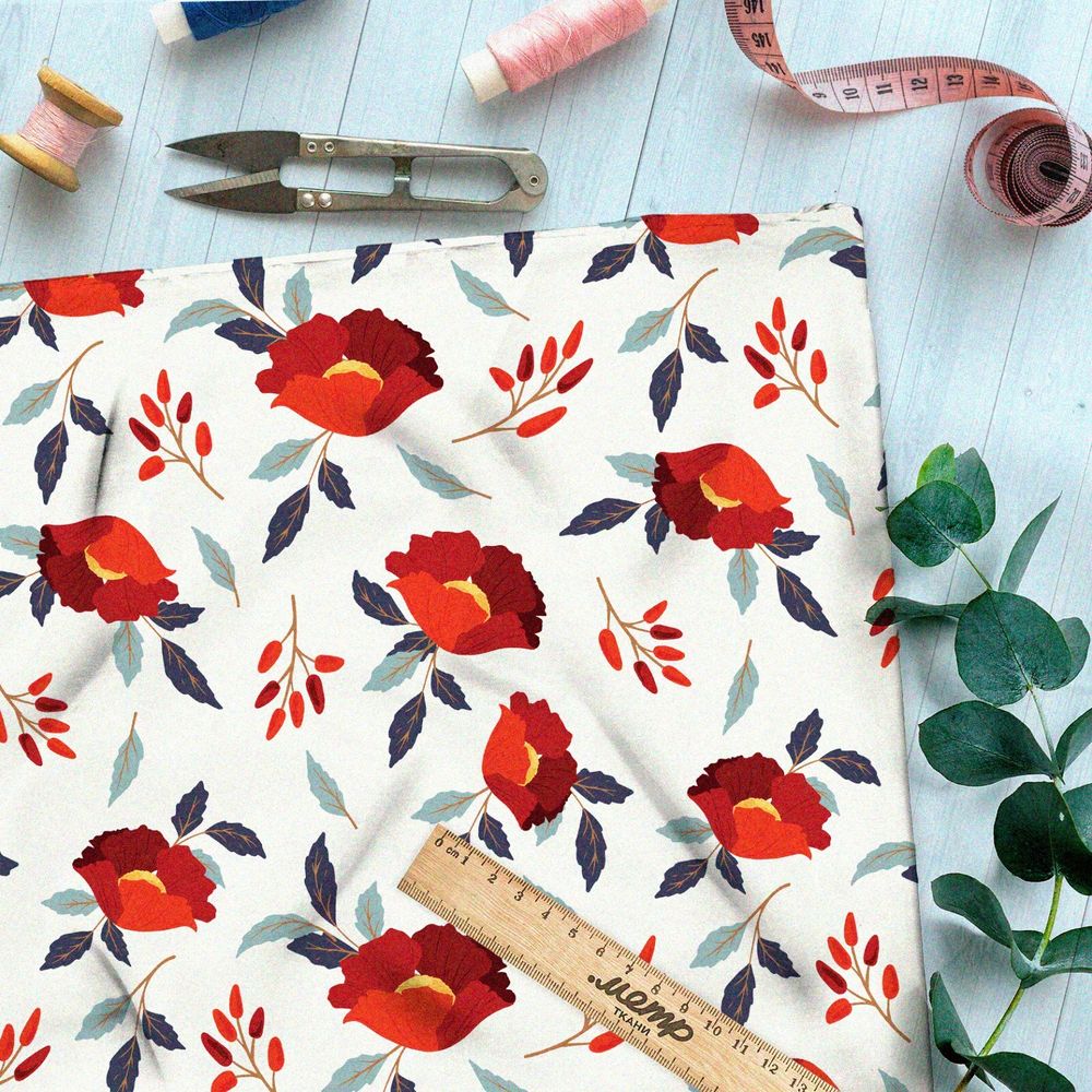 Ткань таффета маки и красные листья на бежевом фоне