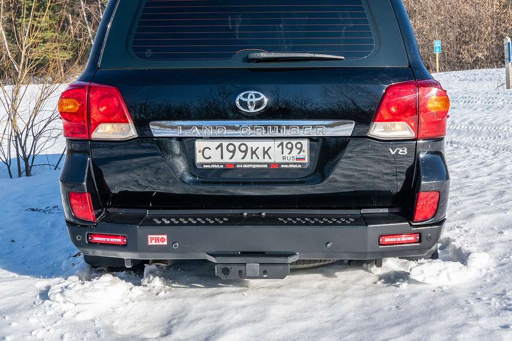 Бампер силовой задний Toyota Land Cruiser 200 2012-2015 с квадратом под фаркоп и фонарями, стандарт РИФ
