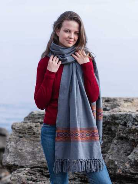 Шерстяной палантин с вышивкой
