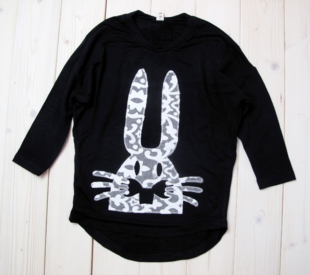 Лонгслив детский с аппликацией ушастого кролика