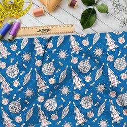 Ткань атлас старые ёлочные игрушки на голубом фоне