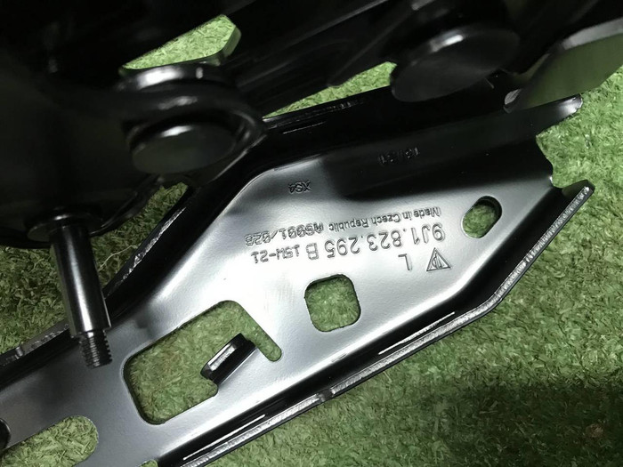 Петля капота левая Porsche Panamera 2 971 (16-24)