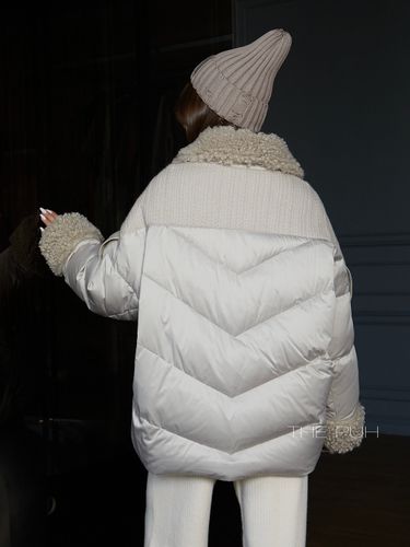 Серый пуховик с воротником из овечьей шерсти