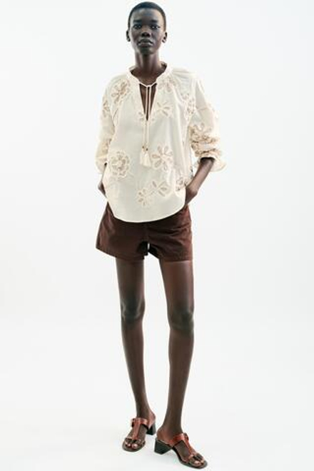 ZARA БЛУЗА ИЗ РЕЛЬЕФНОЙ ТКАНИ С ВЫШИВКОЙ, ЭКРЮ