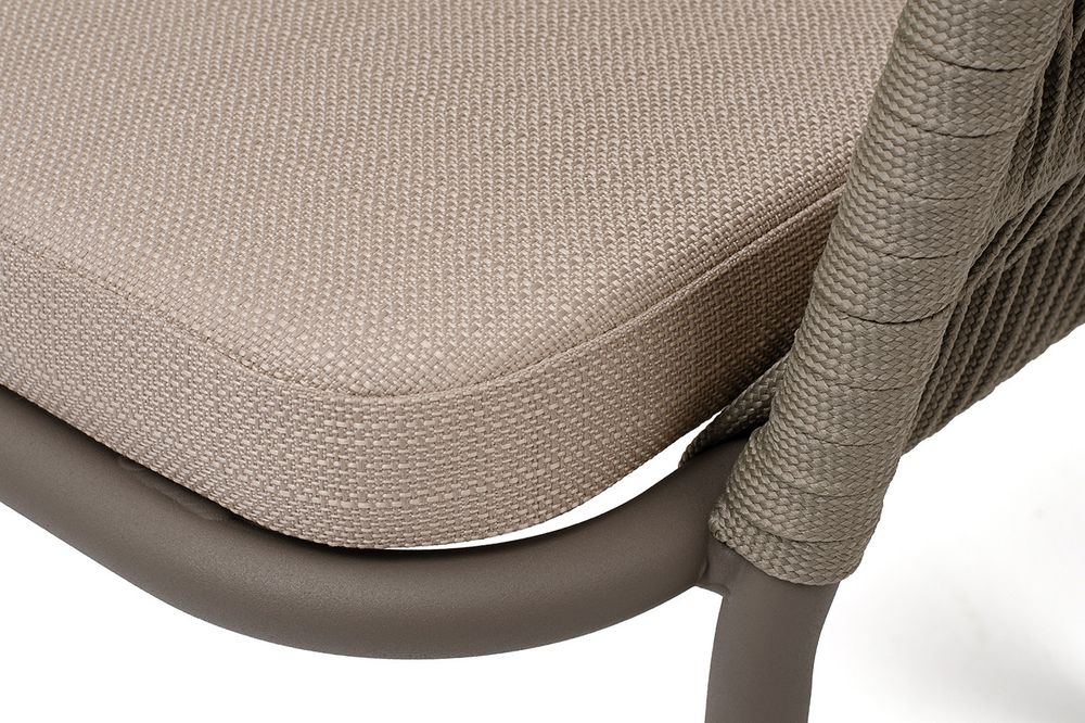 "Бордо" стул плетеный из роупа (колос), каркас алюминий бежево-серый (RAL7006) муар, роуп серо-коричневый 23мм, ткань Mossle бежевая