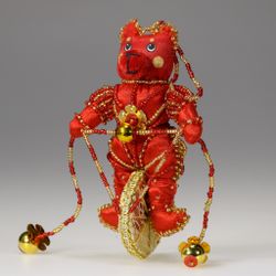 Бисерная ёлочная игрушка Медведь на колесе