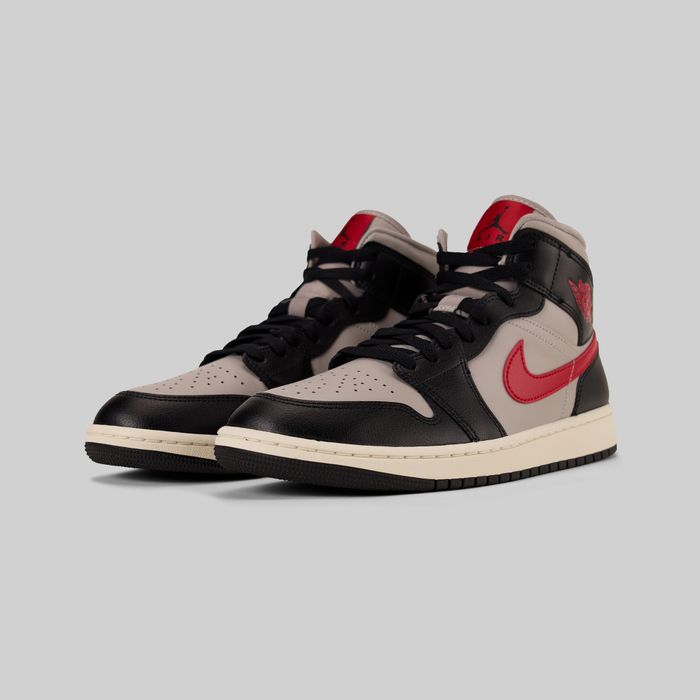 Кроссовки Jordan 1 Mid 