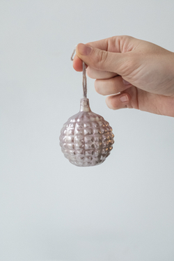 свеча в виде елочной игрушки шарик