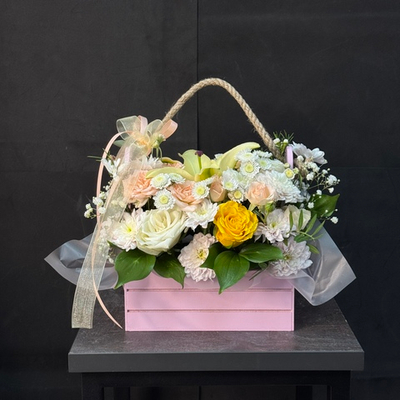 Цветочная композиция из лилии, роз и хризантемы в деревянном ящике