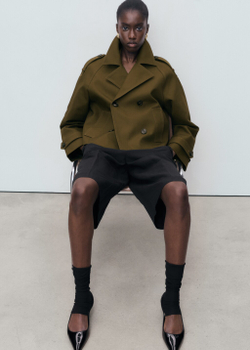 Короткий тренч оверсайз с двубортной застежкой на пуговицы