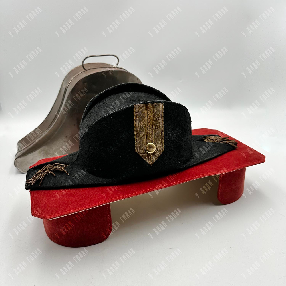 Английская двууголка (bicorn) в металлическом кофре. Фетр, кожа, ткань, бахрома. Великобритания. XIX