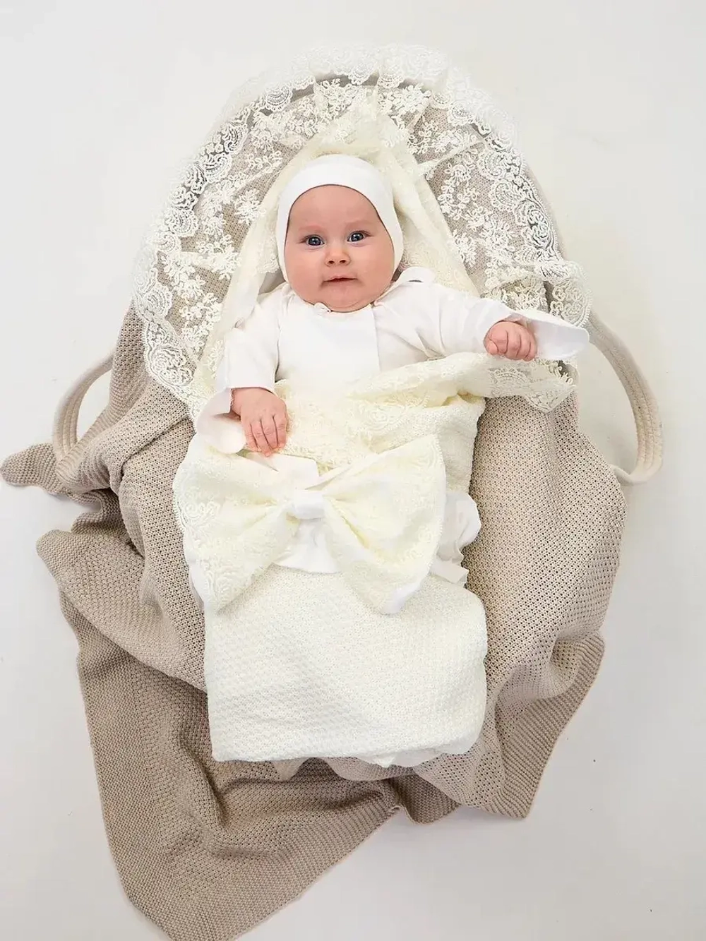 Кружевной уголок и бант на выписку