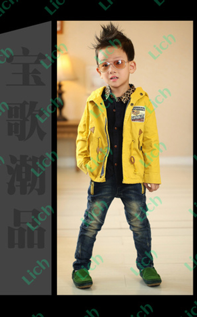 Ветровка однотонная с контрастным принтом на спине