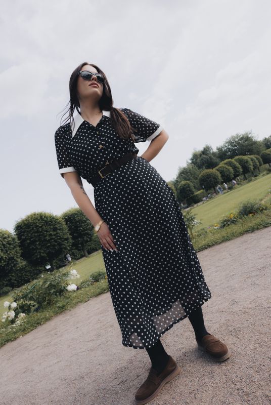 Платье из шифона с контрастными деталями, черное в белый горох